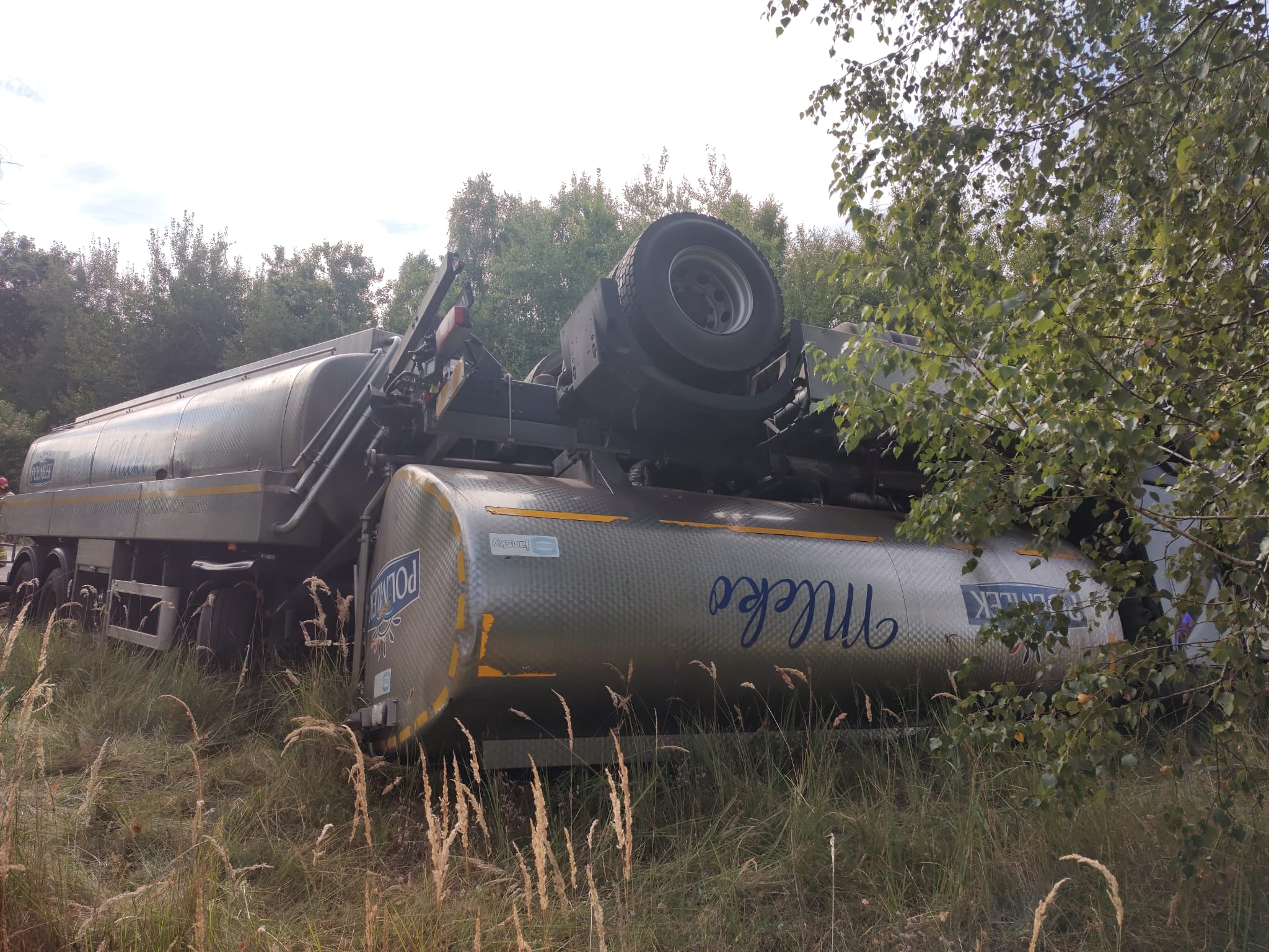 Poważny wypadek autocysterny z mlekiem na drodze powiatowej w miejscowości Lipiny
