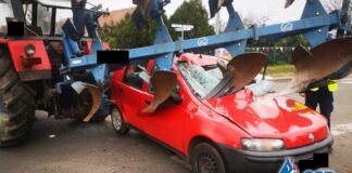 Auto wbiło się w pług. Kierowca cudem uniknął śmierci