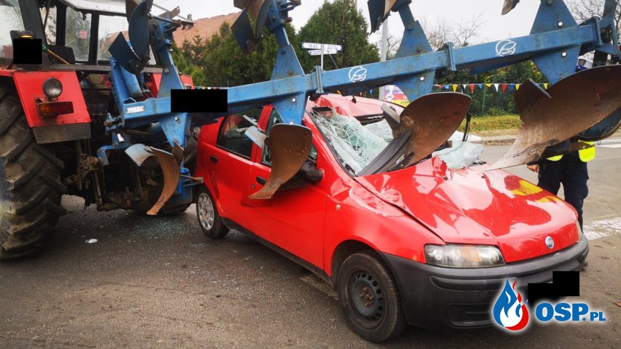 Auto wbiło się w pług. Kierowca cudem uniknął śmierci