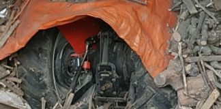 Złodzieje ukryli skradziony ciągnik w stodole pod stertą drewna