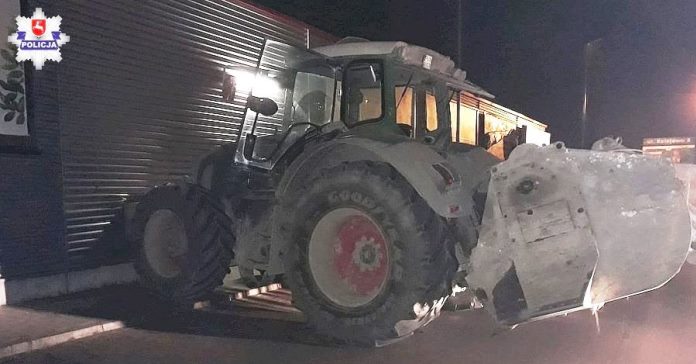 Wjechał ciągnikiem w sklep