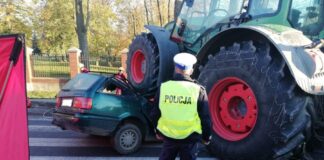 Tragiczny wypadek. Fendt zmiażdżył passata