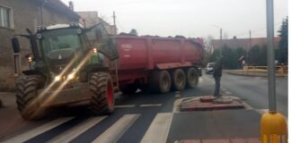Stracił panowanie nad ciągnikiem rolniczym i ściął znaki drogowe