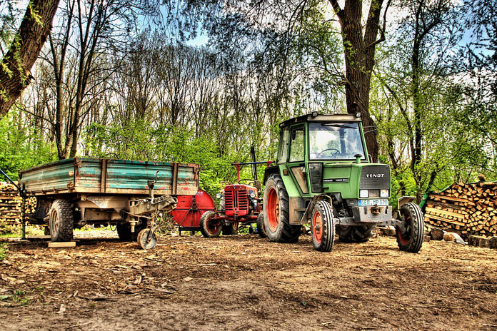rolnik, rolnictwo, ciągnik, ciągnik w lesie, KPP lublin