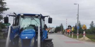 Młody chłopak utknął w ciągniku na przejeździe