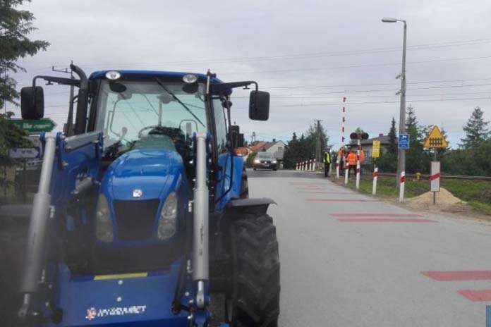CIĄGNIK, WYPADEK, CIĄGNIK NA PRZEJEŹDZIE