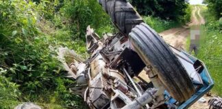 Wywrotka ciągnika z kosiarką. Rolnik z poważnymi obrażeniami w szpitalu