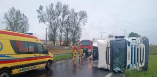 Ciężarówka z jabłkami na boku. Co się stało?