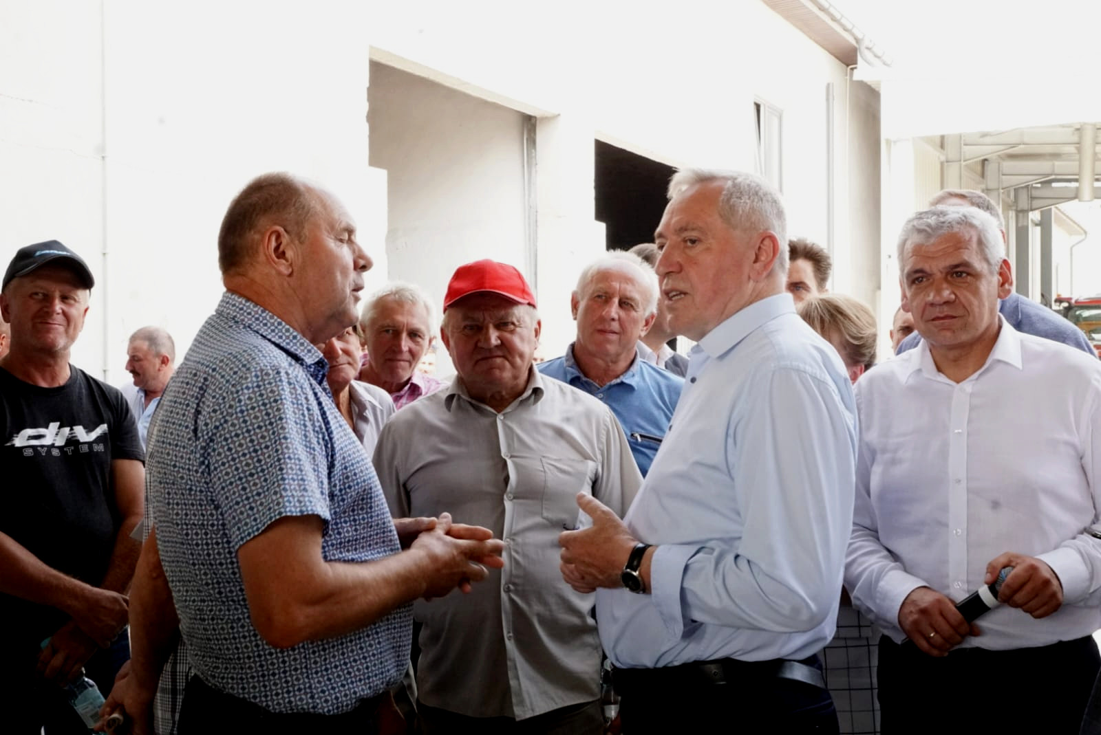 Wicepremier Henryk Kowalczyk rozmawia z rolnikami (fot. MRiRW)