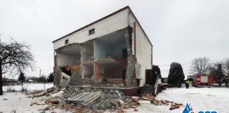 Ściana budynku runęła po eksplozji gazu. Starsza kobieta w szpitalu