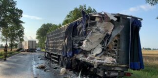 Samochód ciężarowy najechał na tył ciężarówki transportującej żywy drób