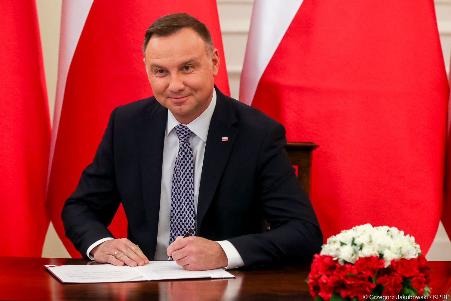 Prezydent Andrzej Duda podpisał ustawą o wstrzymaniu sprzedaży nieruchomości Zasobu Własności Rolnej Skarbu. Ustawa przedłuża zakaz sprzedaży państwowej ziemi o 5 lat do 30 kwietnia 2026 r.