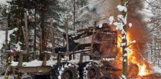 Maszyna leśna „Forwarder” w ogniu. Straty na ponad milion złotych
