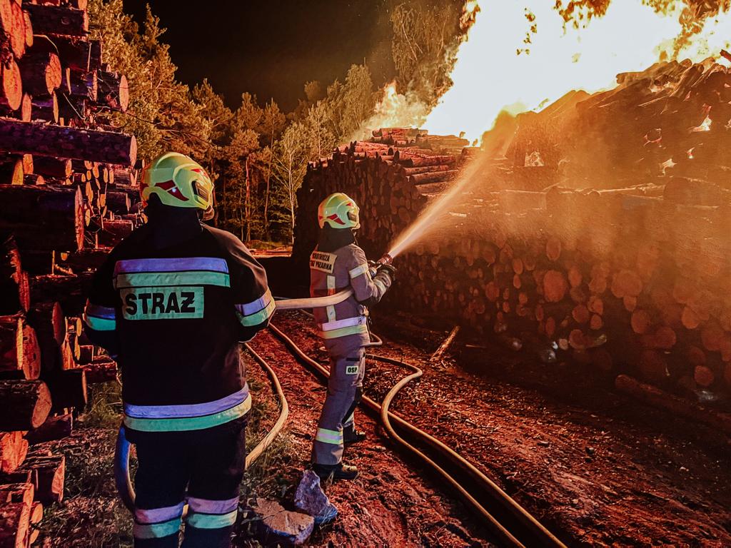 Olbrzymi pożar składu drewna. Straty idą w miliony