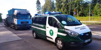 Rolnik ukarany. Przewoził ciągnik bez przeglądu na niesprawnej przyczepie!