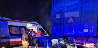 Cinquecento wbił się w przyczepę rolniczą. Auto do kasacji