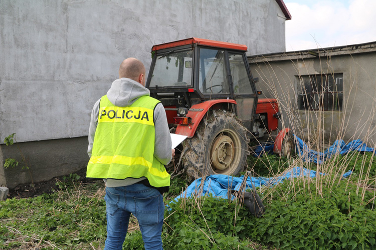 rolnictwo, rolnik, zysk rolnika, portal rolny, ciągnik, wypadek, policja,