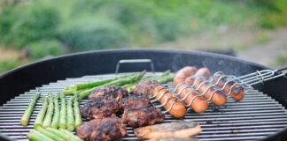 Rewolucja w polskim grillowaniu. Polacy zamiast karkówki wybierają roślinne burgery