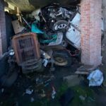 Pijany 22-latek z hukiem wjechał w budynek gospodarczy. Zniszczył ciągnik rolniczy i auto