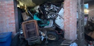 Pijany 22-latek z hukiem wjechał w budynek gospodarczy. Zniszczył ciągnik rolniczy i auto