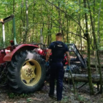 Tragiczny wypadek w lesie. Konar spadł na ciągnik, nie żyje 28-latek