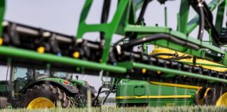 John Deere wprowadza największy model z dotychczasowych zaczepianych opryskiwaczy