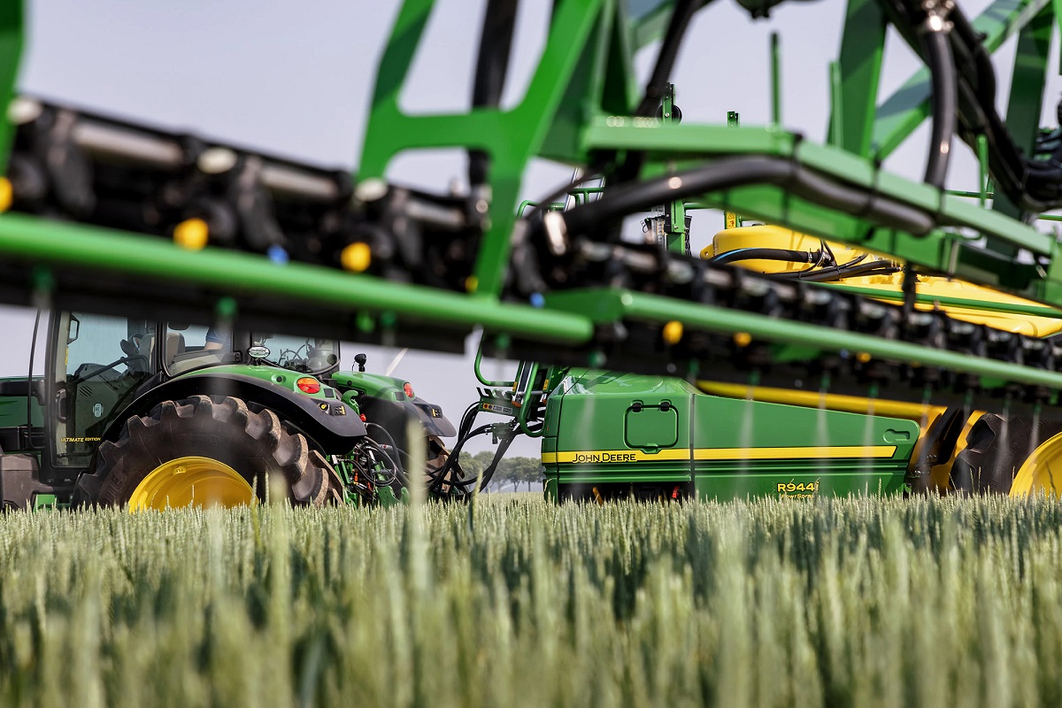 John Deere wprowadza największy model z dotychczasowych zaczepianych opryskiwaczy