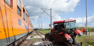 Pociąg uderzył w traktor