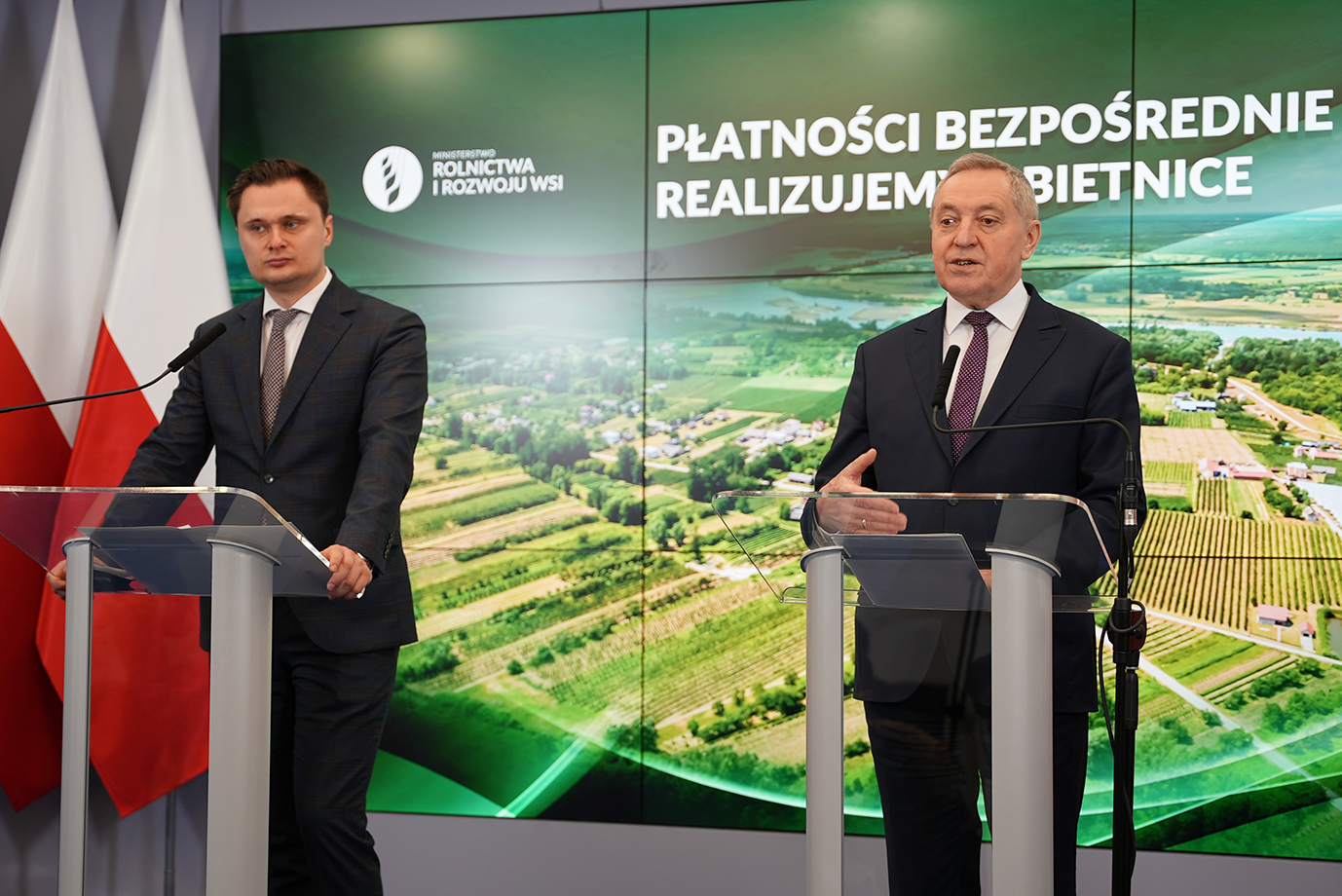 Wicepremier Henryk Kowalczyk i podsekretarz Krzysztof Ciecióra na konferencji dot. przywrócenia płatności obszarowej