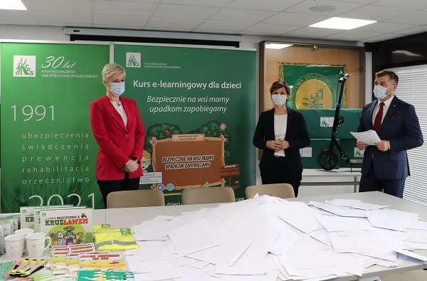 Kurs e-learningowy  "Bezpiecznie na wsi mamy – upadkom zapobiegamy” został przygotowany przez Kasę Rolniczego Ubezpieczenia Społecznego w ramach działań na rzecz zapobiegania wypadkom przy pracy i chorobom zawodowym rolników