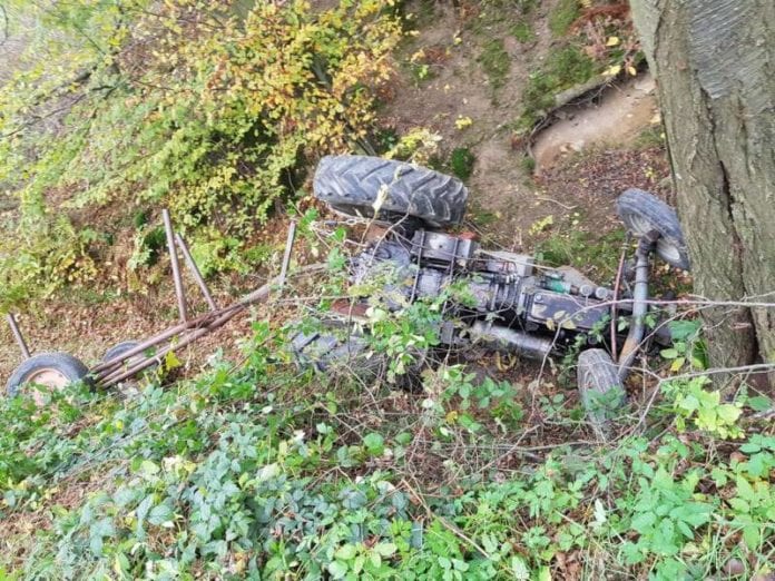 Ciągnik wpadł do rowu, rolnik, rolnictwo, KM PSP Nowy Sącz, ciągnik,  