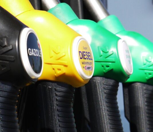 Diesel potaniał aż o 46 gr/l. Kierowcy z ulgą patrzą na dystrybutory