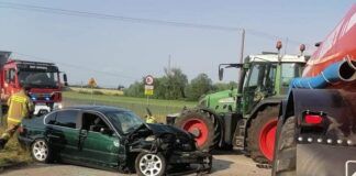 Groźne zderzenie ciągnika rolniczego z BMW