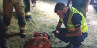 Skracał drogę do domu i wpadł do bagna. Służby uratowały życie mężczyźnie