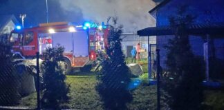 Policjanci wyprowadzili 40 krów z płonącej obory