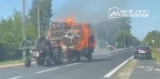 Ciągnik rolniczy jechał przez miasto z naczepą, na której płonęły bele słomy