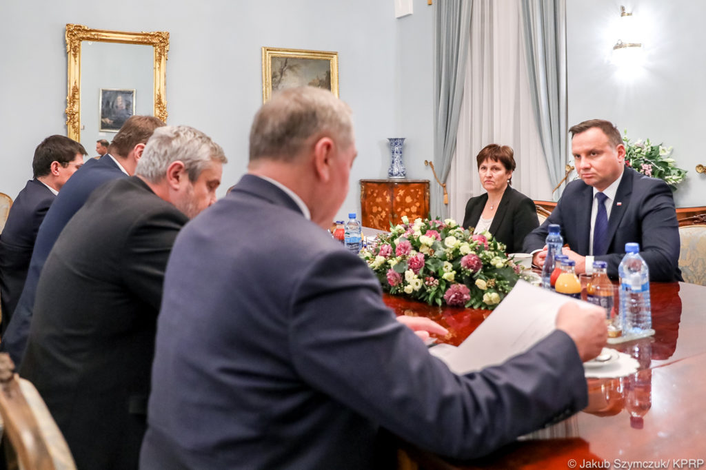 Prezydent Andrzej Duda zwrócił się do ministra środowiska Henryka Kowalczyka o rozważenie wyłączenia z odstrzału loch w ciąży - poinformowała Kancelaria Prezydenta po spotkaniu w sprawie planowanego odstrzału dzików. Prezydent RP Andrzej Duda spotkał się w czwartek w Pałacu Prezydenckim z ministrami rolnictwa i środowiska – Janem Krzysztofem Ardanowskim oraz Henrykiem Kowalczykiem, a także z Pełnomocnikiem Rządu ds. działań związanych z wystąpieniem Afrykańskiego Pomoru Świń (ASF) na terytorium RP, wiceministrem rolnictwa Szymonem Giżyńskim oraz Głównym Lekarzem Weterynarii Pawłem Niemczukiem. W rozmowach wzięła również udział Halina Szymańska, Szef Kancelarii Prezydenta RP. W trakcie spotkania omówiono kwestię zasadności odstrzału dzików w Polsce i w innych krajach europejskich jako formy zapobiegania i zwalczania ASF, zalecanej przez UE. Omówiono także sytuację rolników polskich na obszarach dotkniętych występowaniem tej choroby i możliwości zminimalizowania ryzyka pojawienia się jej w innych miejscach. Jednocześnie Prezydent RP zwrócił się do Ministra Środowiska o rozważenie wyłączenia z odstrzału wysokoprośnych loch. Odstrzał dzików do końca lutego Kilka dni temu Polski Związek Łowiecki zapowiedział masowy odstrzał dzików, mający ograniczyć rozprzestrzenianie się wirusa ASF wśród trzody chlewnej. Od 12 stycznia do końca lutego myśliwi mają przeprowadzić odstrzał 210 tys. dzików. Przeciwni ograniczaniu populacji tych zwierząt są środowiska ekologów, a także część naukowców związanych z instytutami Polskiej Akademii Nauk. - Apelujemy o natychmiastowe cofnięcie decyzji o odstrzale redukcyjnym dzików i wdrożenie alternatywnych działań na bazie wiedzy naukowej i eksperckich opinii (ukierunkowanych na rzeczywisty mechanizm roznoszenia ASF związany ze świadomym bądź nieświadomym udziałem człowieka), mających na celu wstrzymanie dalszego rozprzestrzeniania się tej choroby w Polsce - czytamy w liście otwartym, wystosowanym do premiera Mateusza Morawieckiego.