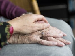 Seniorze, sprawdź warunki. 400 zł nie trafi do każdego