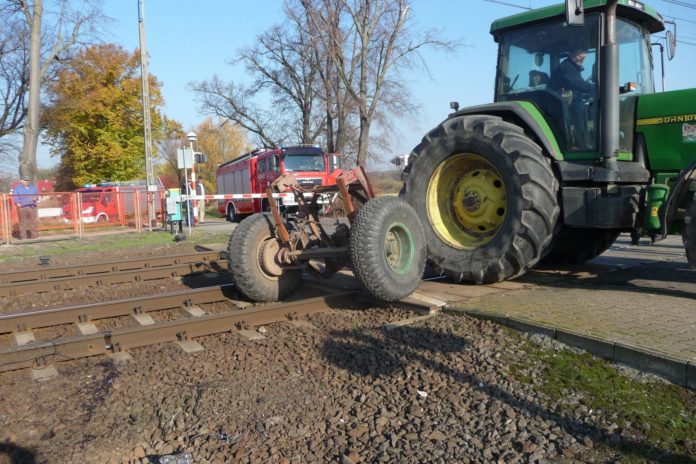 Ciągnik zderzył się z pociągiem, wypadki w rolnictwie, wypadki na wsi, ciągnik, wypadek ciągnika, 