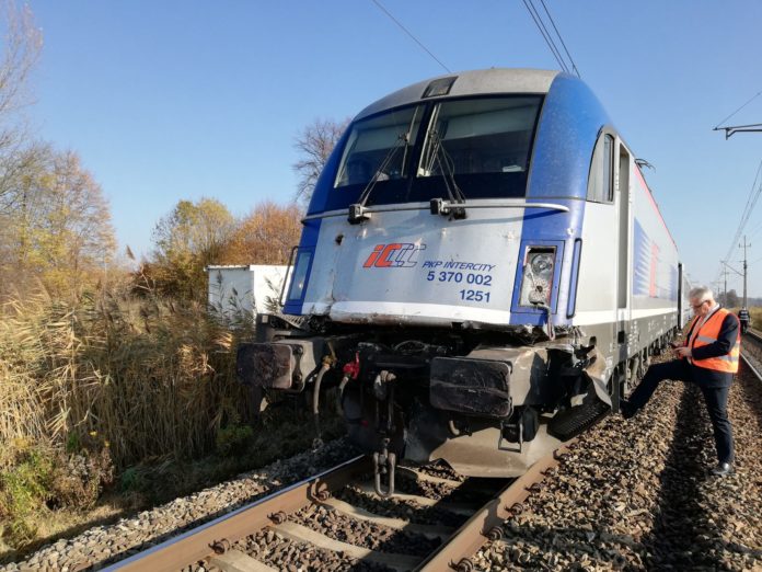 Ciągnik zderzył się z pociągiem, wypadki w rolnictwie, wypadki na wsi, ciągnik, wypadek ciągnika, 