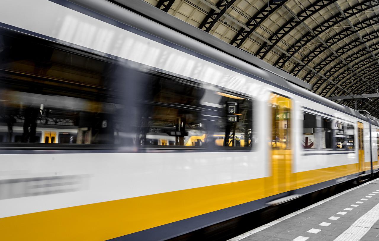 Walka z inflacją: W Europie darmowa kolej, w Polsce podwyżki cen za bilety