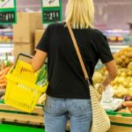 Inflacja wyhamowała mocniej niż oczekiwano. Ceny spadły także miesiąc do miesiąca