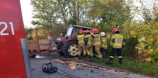 Groźny wypadek. Traktorzysta uwięziony w kabinie