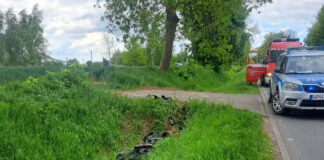 17-letni motocyklista wpadł do rowu podczas wyprzedzania ciągnika z przyczepą