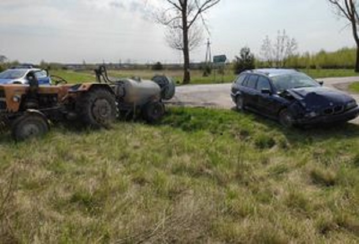 BMW zderzyło się z ciągnikiem rolniczym fot.: Policja lubelska