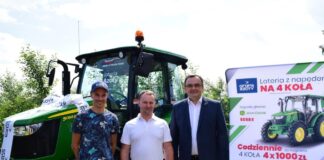Piotr Żyła wręczył rolnikowi kluczyki do nowego ciągnika